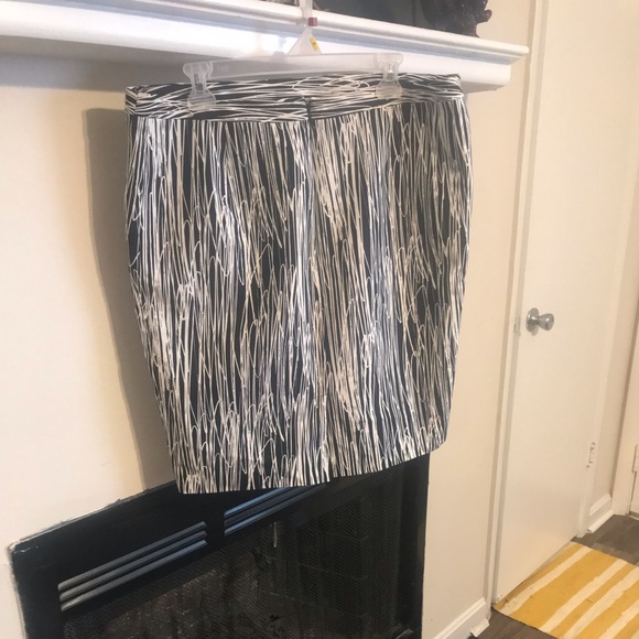 Black and white skirts with pockets - Picture 2 of 4